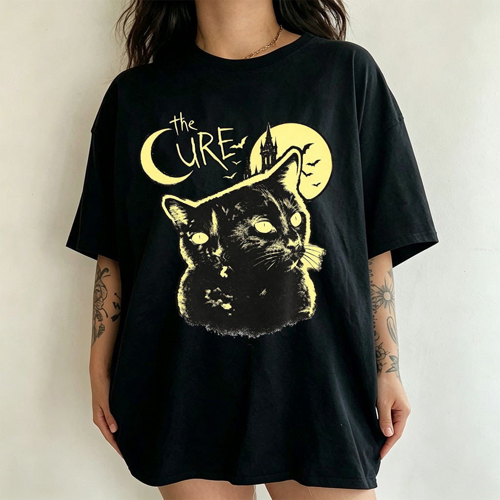 Camiseta Feminina Estampa Gato Noturno com Lua e a Banda The Cure Confortável Estilosa Linda Moda Feminina Casual