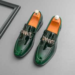 Sapatos masculinos verdes novo estilo couro envernizado superfície brilhante deslizamento em sapatos de couro masculino 