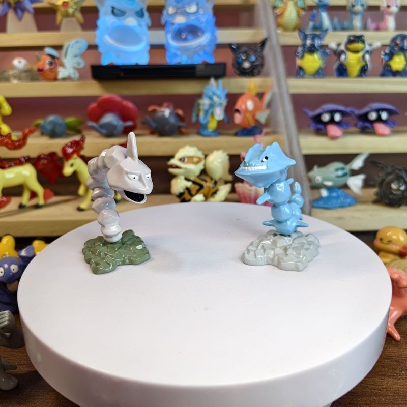 Produto mais vendido Pokémon MC Flip Mold Novo dois tipos Big Rock Snake Conjunto de cobra de aço grande sólido PU Rock 