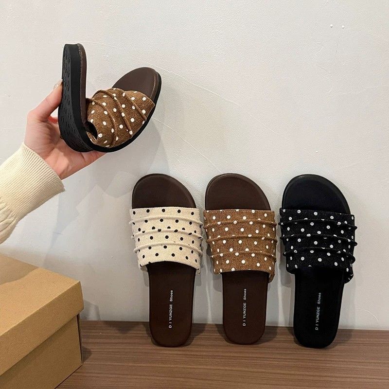 Venda quente bolinhas com saia sandálias chinelos feminino verão exterior Wear 2026 verão novo estilo plana confortável 