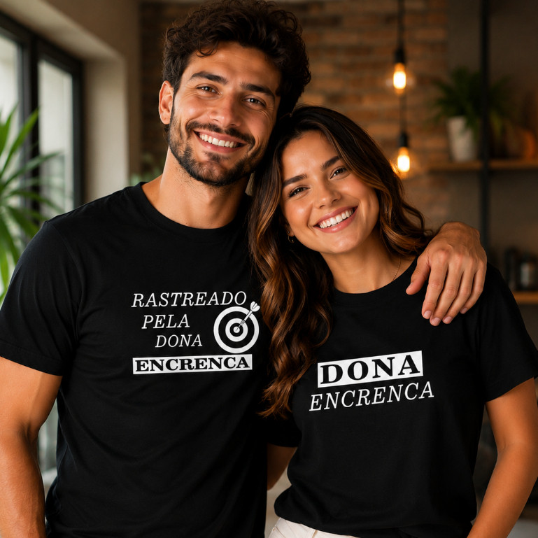 Kit Casal 2 Camisetas Engraçadas Rastreado Pela Dona Encrenca 100% Algodão