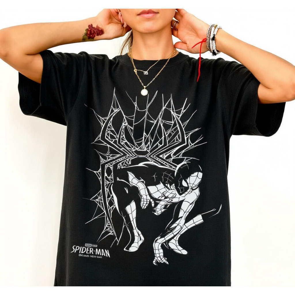 Camiseta Masculina Feminina Oversized Estampa Silhueta Branca Personagem de Herói com Teias, Camiseta Streetwear Preta