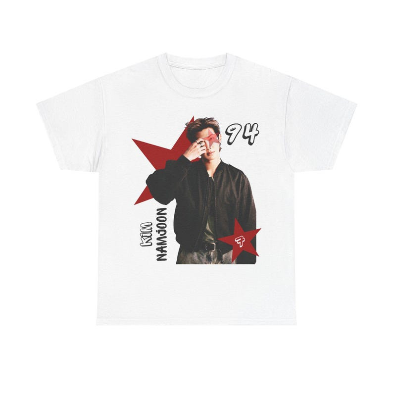 Camiseta Feminina Estampa Figura com Estrela Vermelha Moderna Atemporal Confortável Tendência