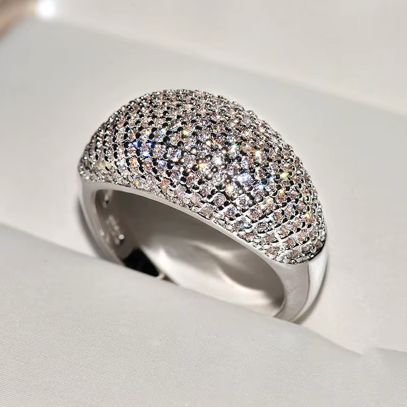 Anel Feminino Pavê Luxuoso com Micro Zircônias Brilhantes, Design Abaulado banhado em Prata 925 e Ouro 18k