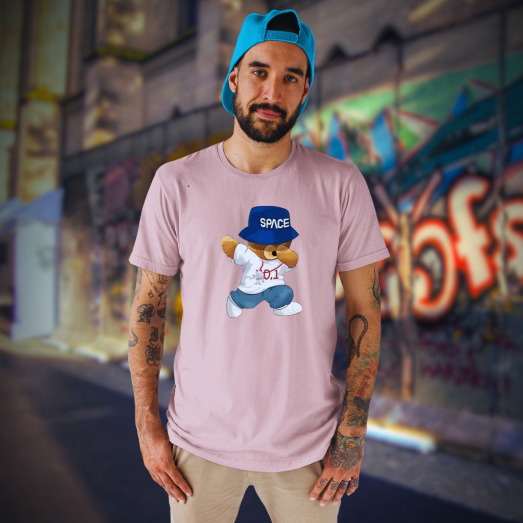 Camiseta regular masculina, confeccionada em algodão Premium, com toque macio e super leve com estampa ursinho chapéu
