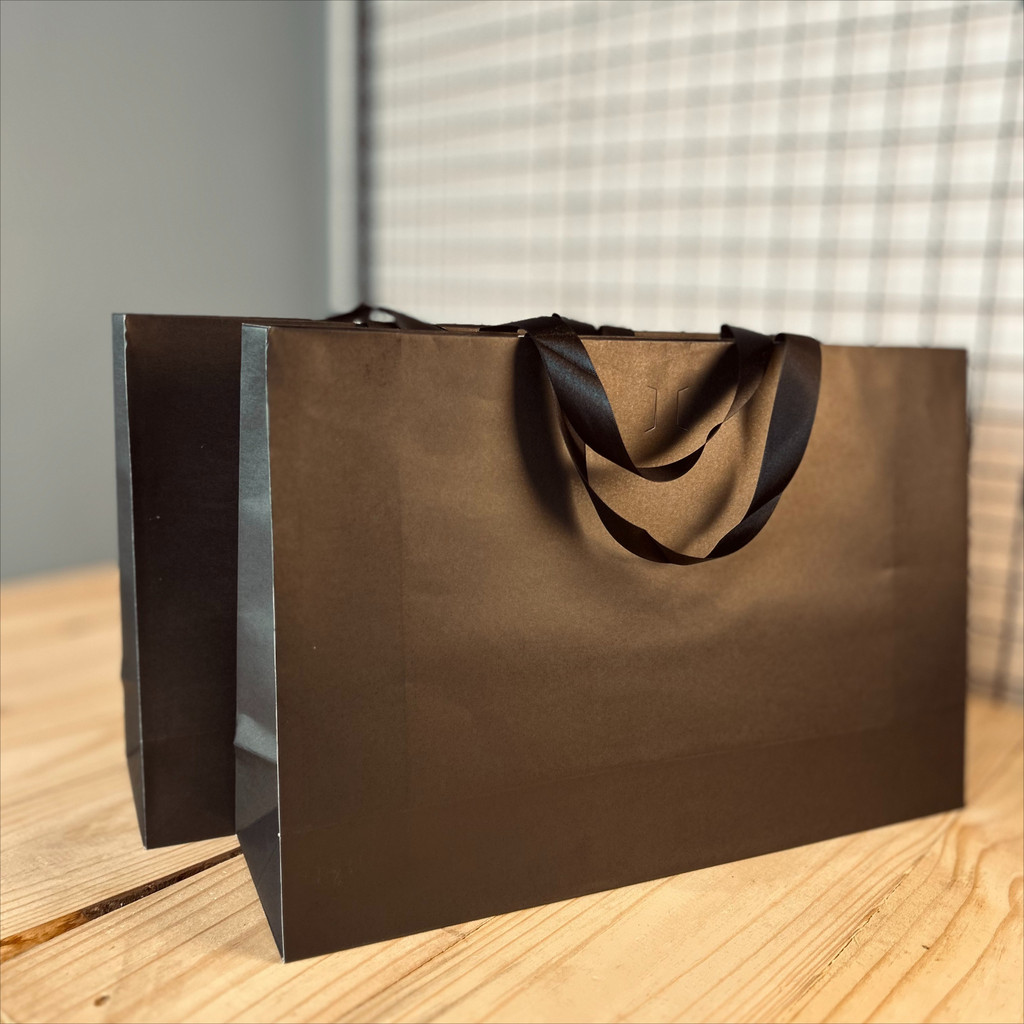 Kit 5 Sacolas de Papel Preta Lisa 42x28x12 | Elegante para Lojas e Presentes