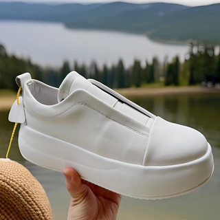 Estação Europeia Sapatos Masculinos 2026 Novo Estilo Couro Genuíno Sapatos Brancos de Sola Grossa Masculino Slip-On Preg
