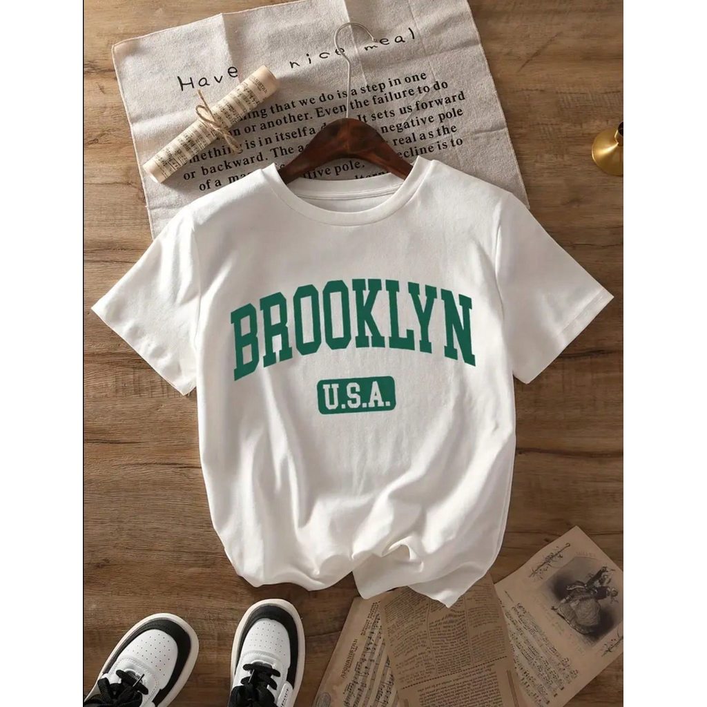 T-shirt Feminina Brooklyn Verde Estampado Camiseta Branca e Preta U.S.A - Astheric Básica Estilosa
