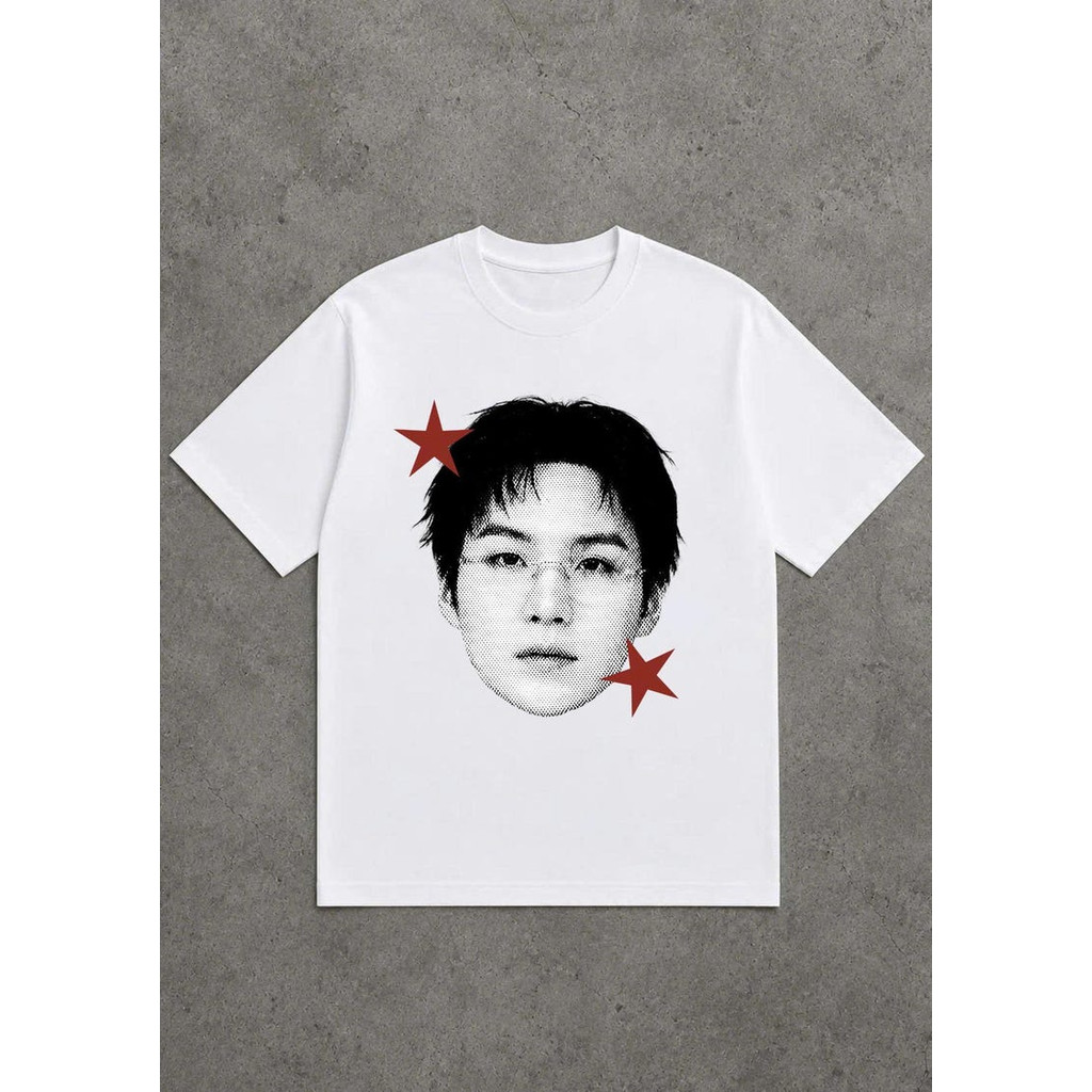 Camiseta Feminina Estampa Rostro com Estrelas Vermelhas Confortável Linda Estilosa Moda Feminina Casual