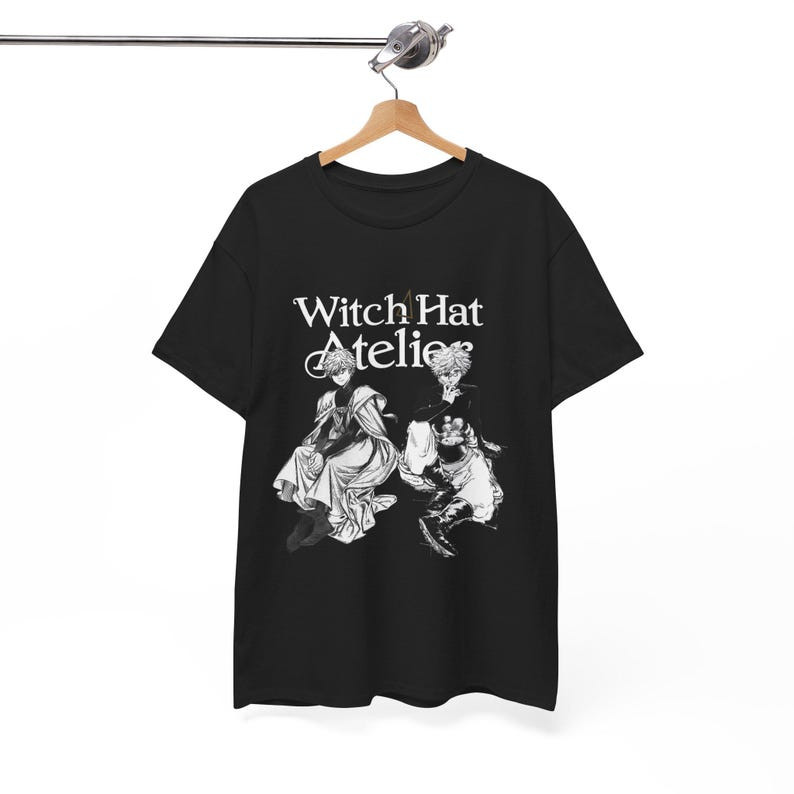 Camiseta Masculina Feminina Oversized Estampa Witch Hat Atelier Dois Personagens Preto e Branco Texto Vintage Camiseta