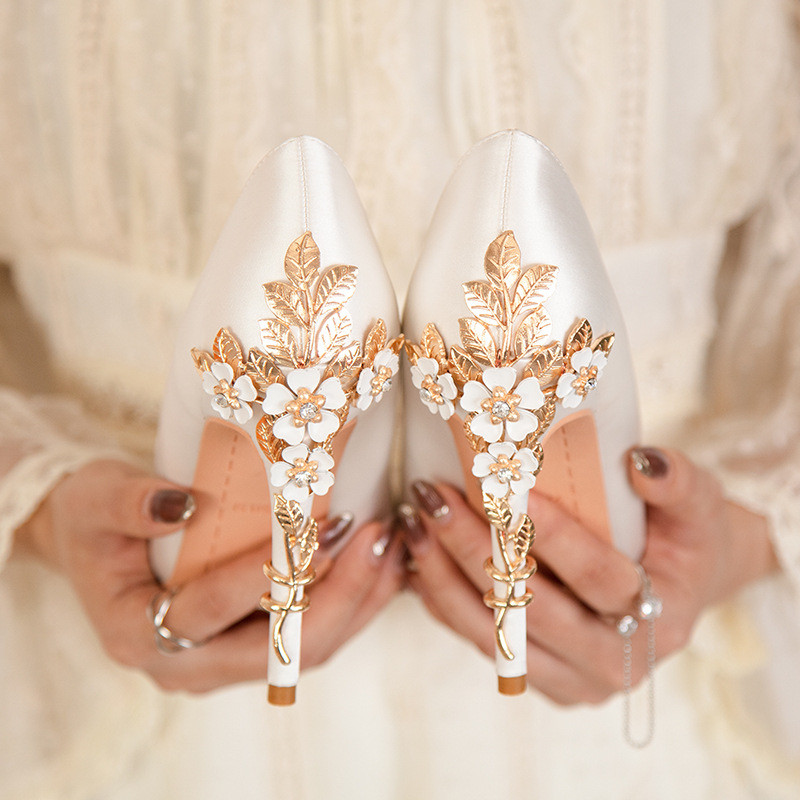 Sapatos de salto alto femininos, de cetim com bordados, adequados para casamentos e festas elegantes.