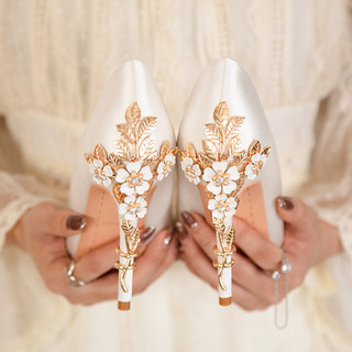 Sapatos de salto alto femininos, de cetim com bordados, adequados para casamentos e festas elegantes.