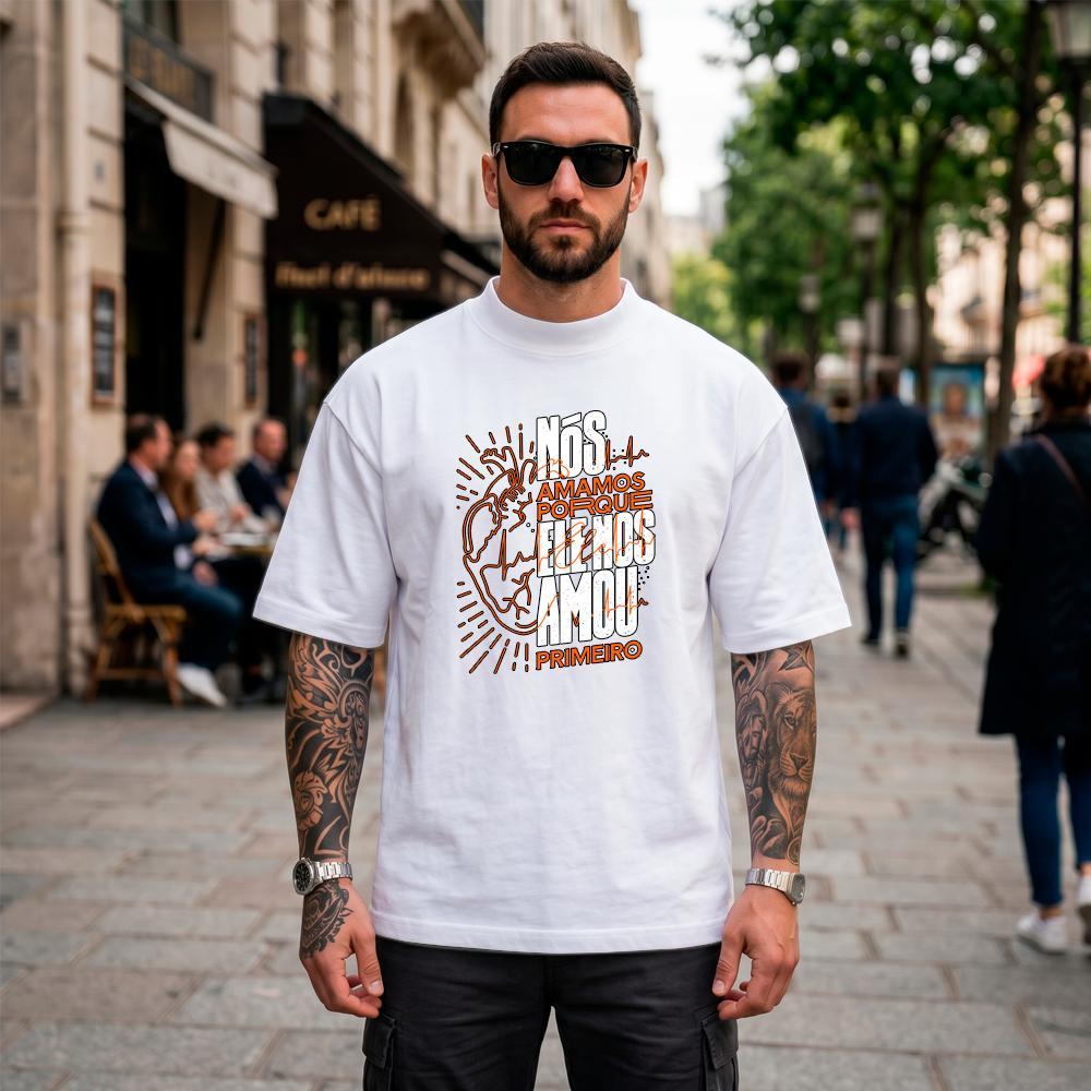 Camiseta Oversized Suedine Masculina Estampada Ele Nos Amou Primeiro Streetwear Cristã