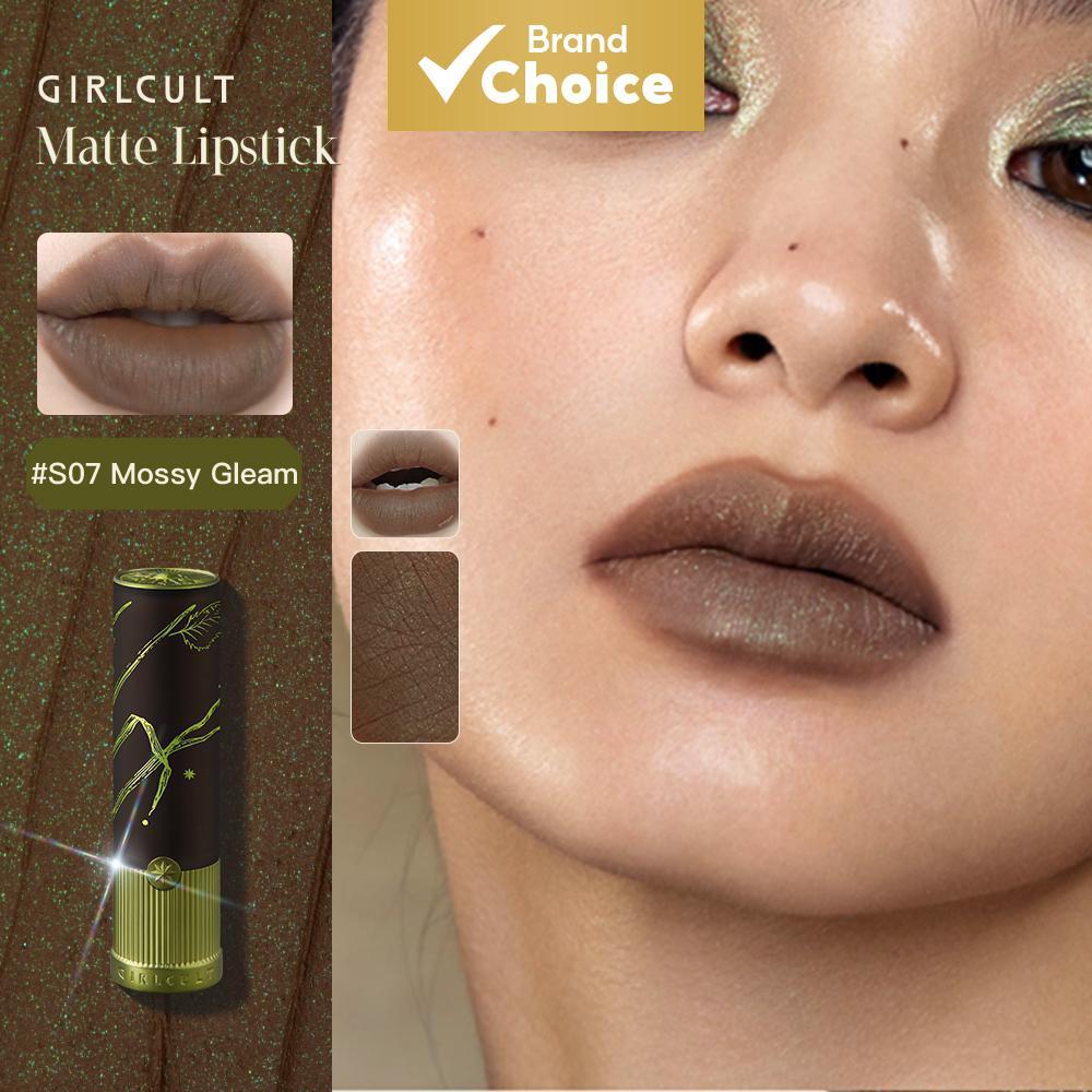 Batom Matte Suave e Esfumado da GirlCult, com acabamento fosco e tom nude loiro natural, inspirado na maquiagem