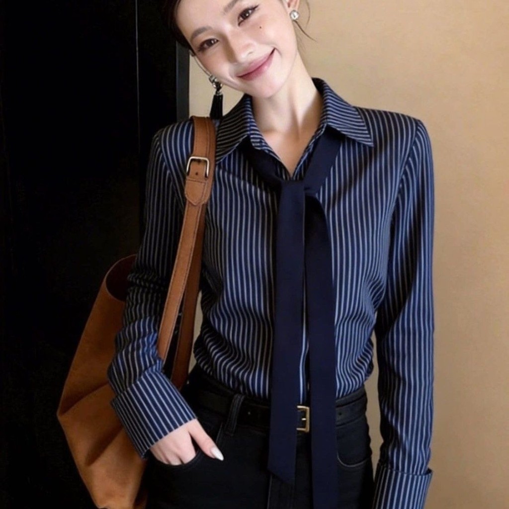 Camisa azul feminina manga longa 2026 High-End luz luxo chique linda camisa listrada