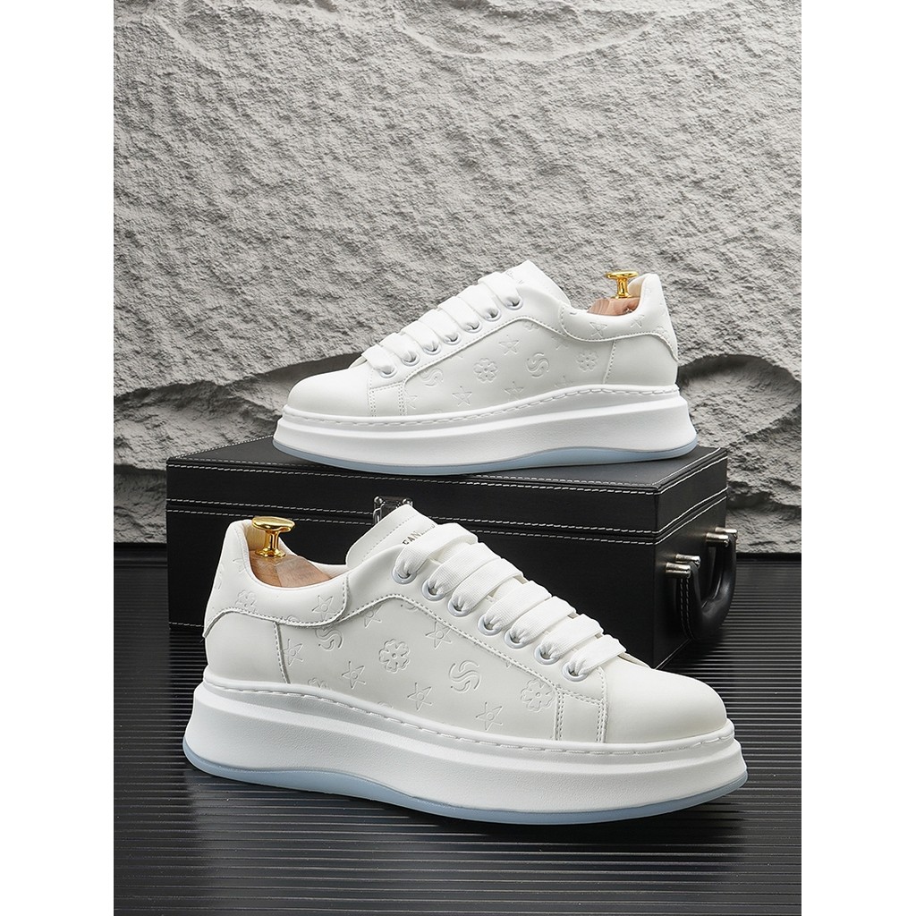 Sapatos brancos de sola grossa masculino 2026 novo estilo verão respirável sapatos casuais masculinos sapatos de aumento