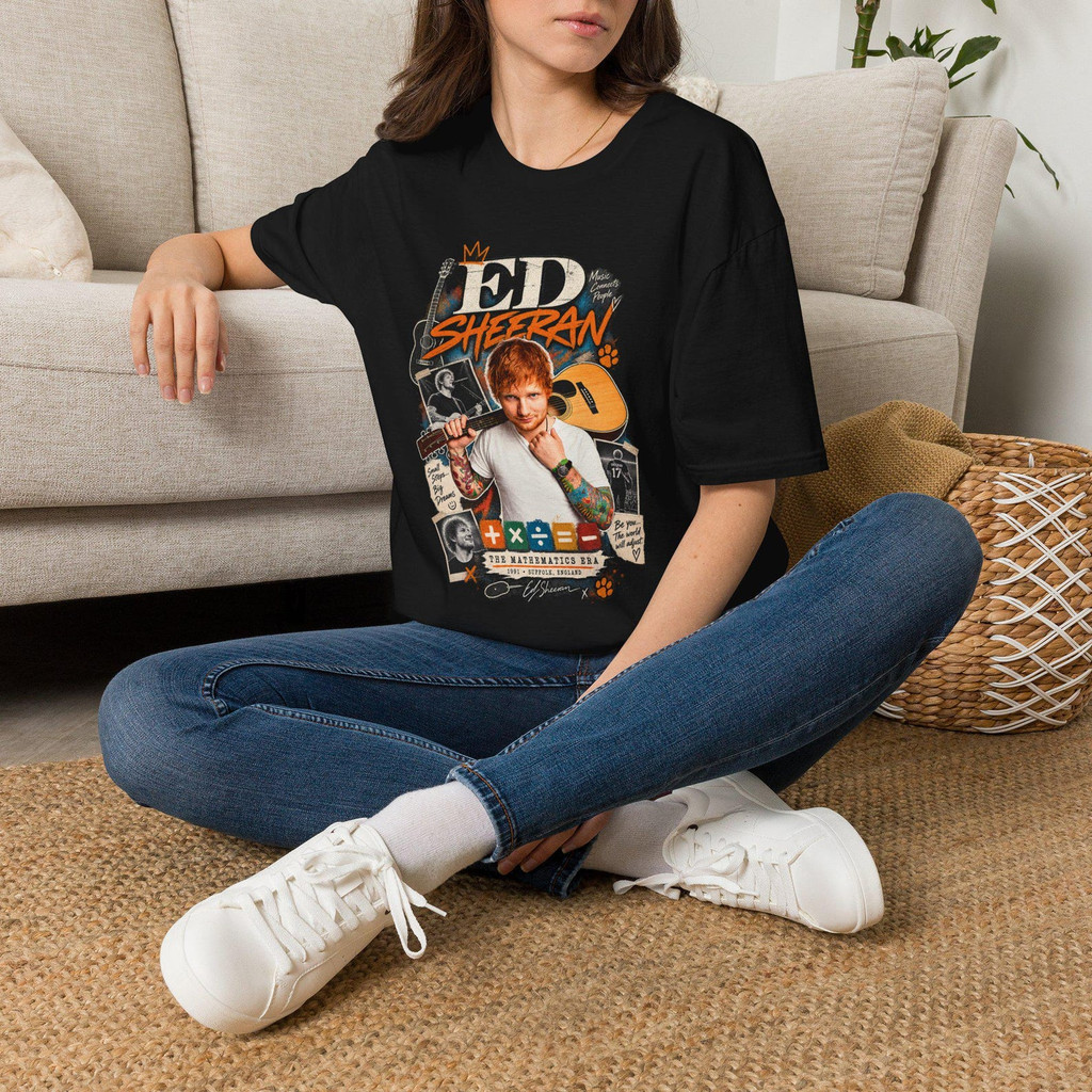 Atelier das Estampas Camiseta Feminina Estampa Ed Sheeran colorida confortável estilosa casual