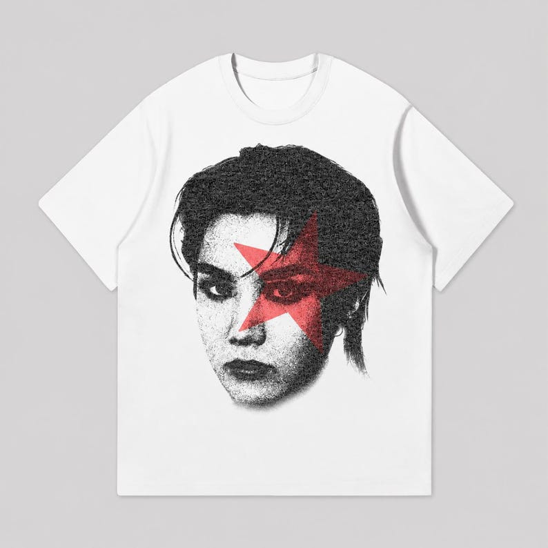 Camiseta Feminina Estampa de Cara com Estrela Vermelha Moderna Estilosa Confortável Moda Feminina Casual