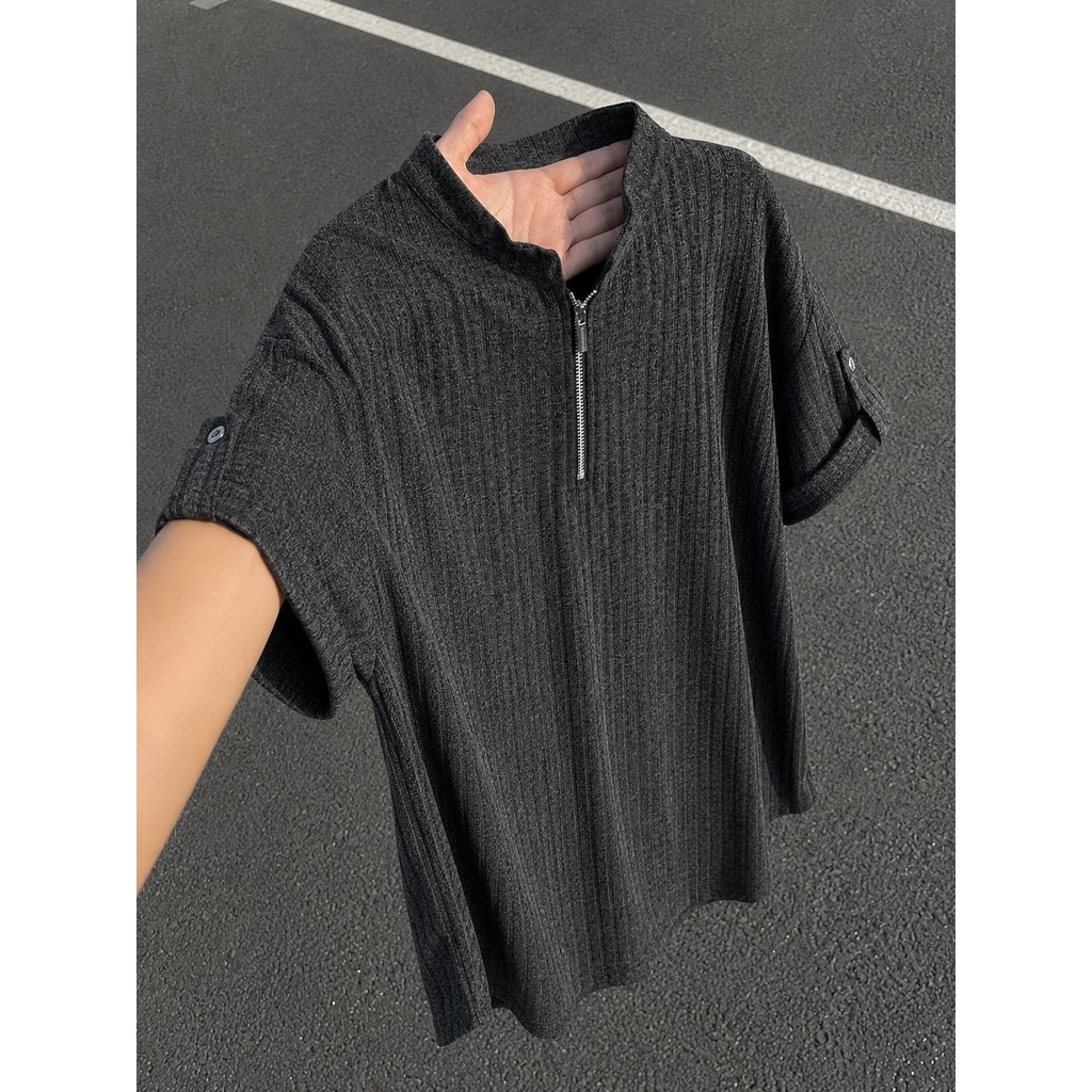 Estilo de luxo leve gola alta meio zíper Vertical na moda Casual camisa de meia manga listrada de manga curta masculino 
