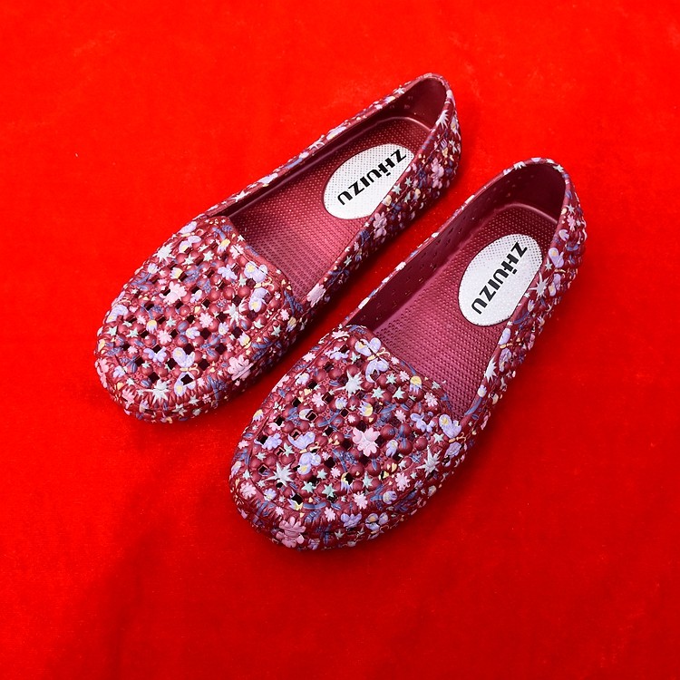 Sandálias de plástico femininas oco respirável antiderrapante exterior buraco sapatos planos All-match Floral mãe sapato