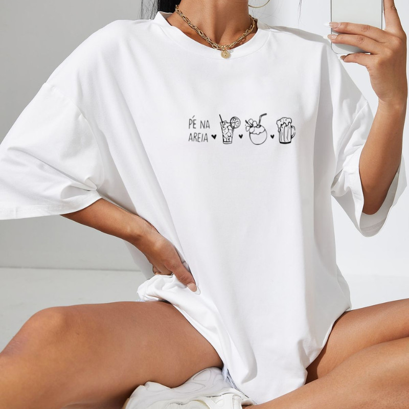 Camiseta Feminina Frase "Pé na Areia Caipirinha Agua de Coco Cervejinha" T-shirt Musica Brasileira Verão Algodão