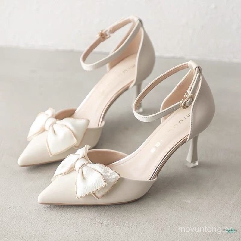Sapatos de salto alto com design discreto, adornados com um detalhe em arco e um fecho reto, ideais para mulheres de sil