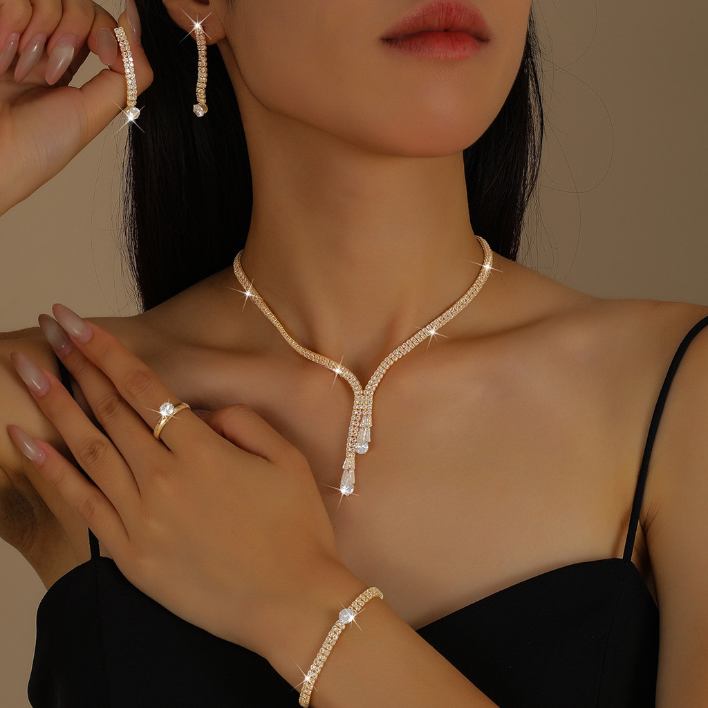 Conjunto De Quatro Peças Da Moda , Corrente De Clavícula , Garra Requintada , Brincos Redondos De Cristal De Zircônia E em Oferta na Shopee