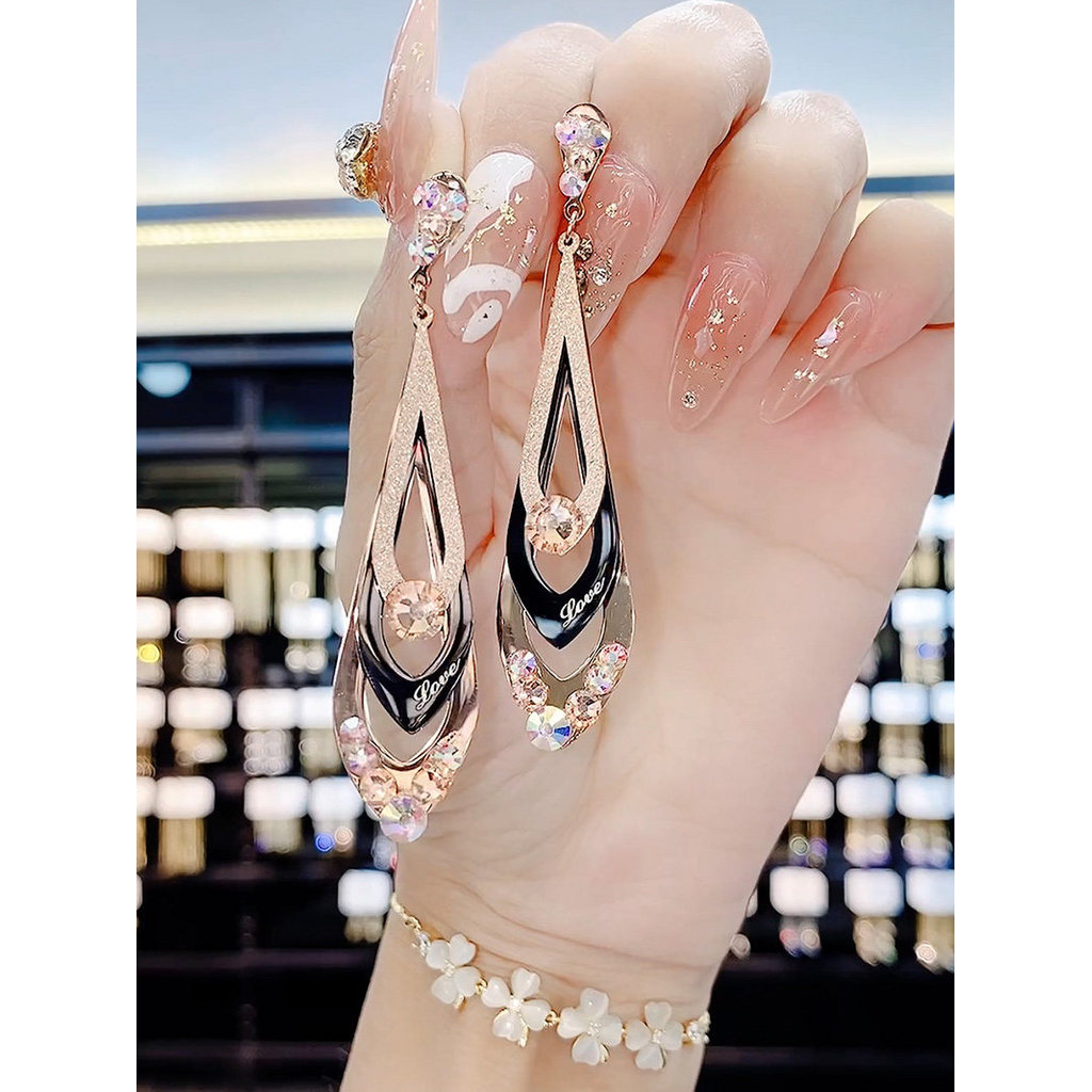 brinco feminino brinco de pressão Brincos de diamante elegantes e elegantes femininos em forma de diamante de luxo leve