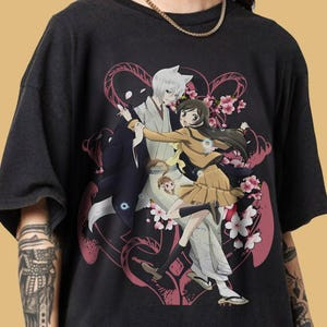 Camiseta Feminina Estampa Anime Personagens Românticos Florais Confortável Estilosa Linda Moda Feminina Casual