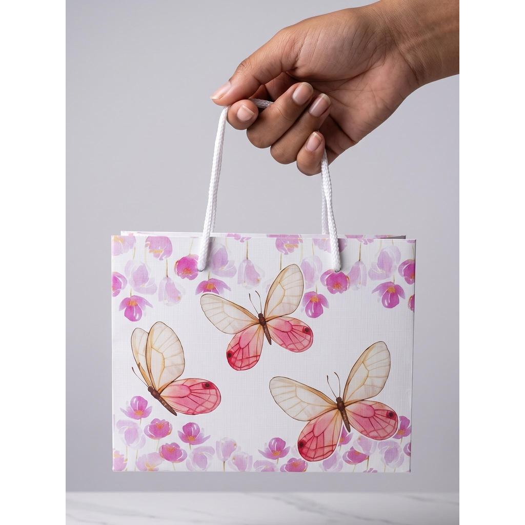 Sacolinha Personalizada Borboleta Rosa Lembrancinha Jardim Encantado em Papel Fotográfico de Alta Qualidade 15x19x6 cm