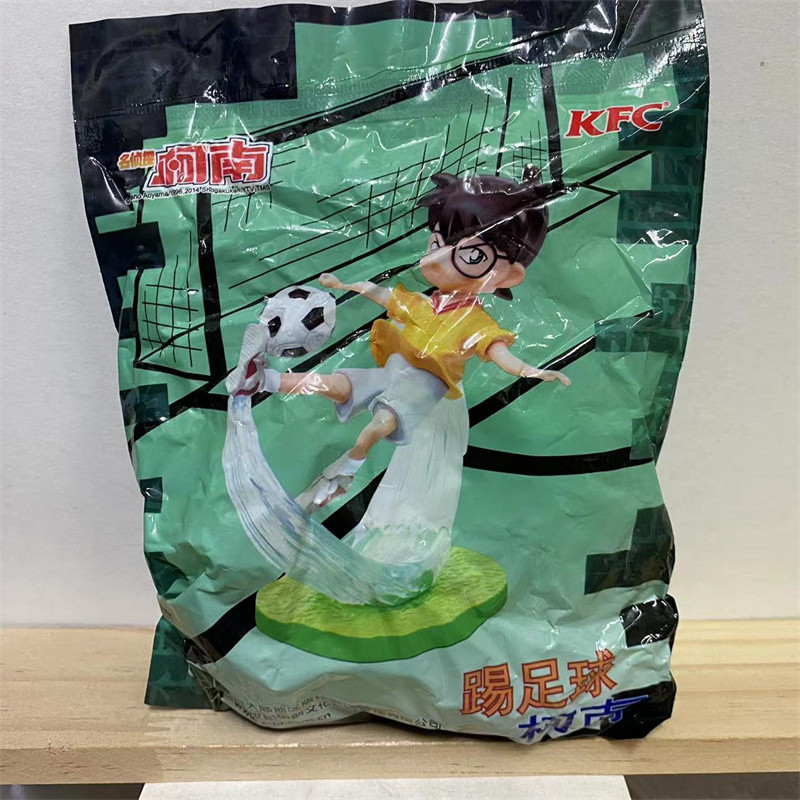 Detetive Conan em estoque pronto jogando futebol Conan 2014 enfeites de brinquedo KFC