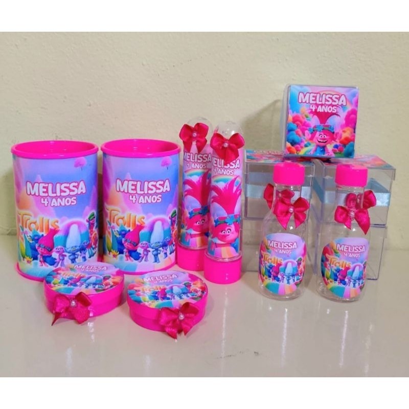 kit com 50 lembrancinha tema Trolls menina, cofrinho, tubete, garrafinha, caixinha, latinha