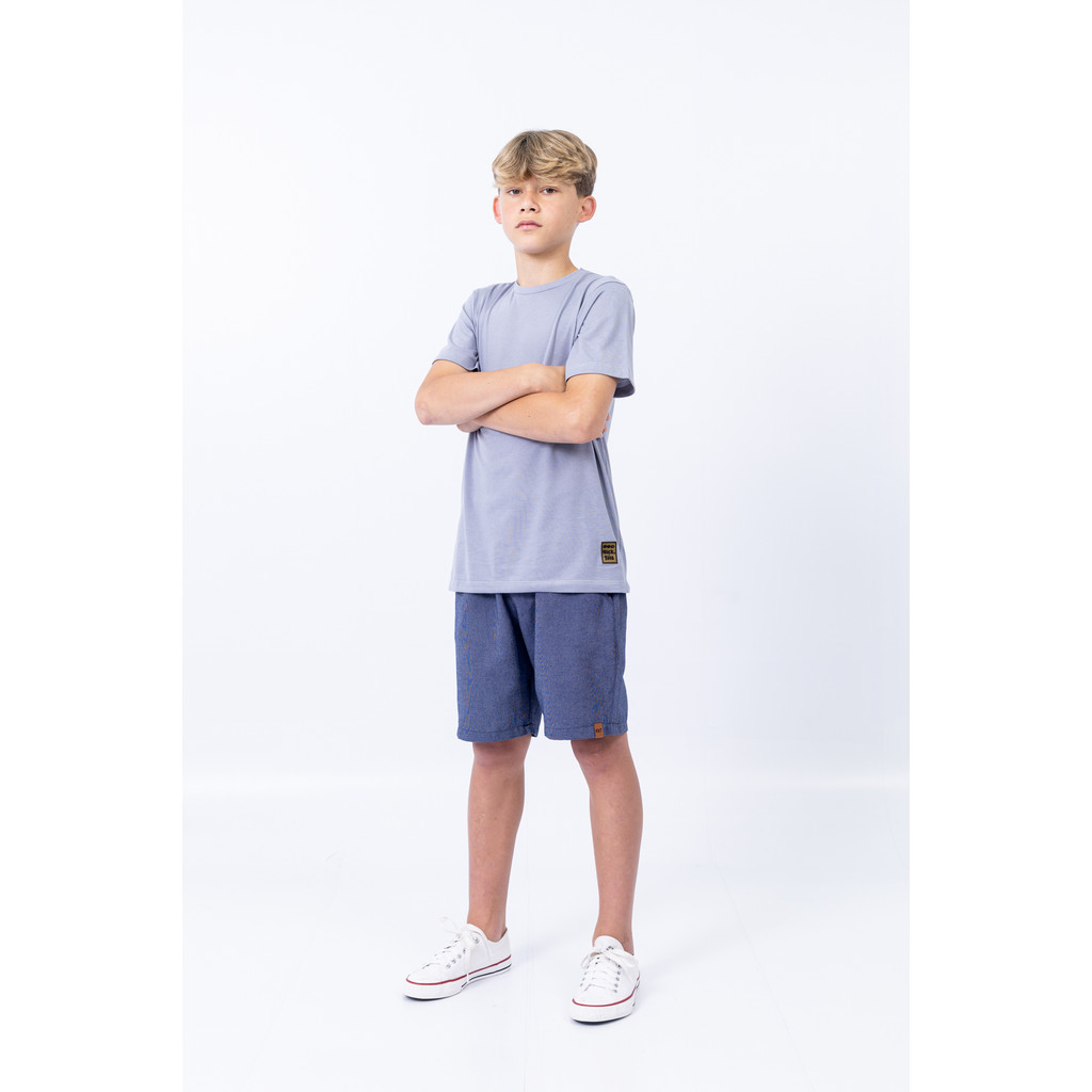 Bermuda Jeans Menino 78% Algodão 22% Poliéster 2 Bolsos Faca Frontal Etiqueta de Couro na Bainha da Perna Direita