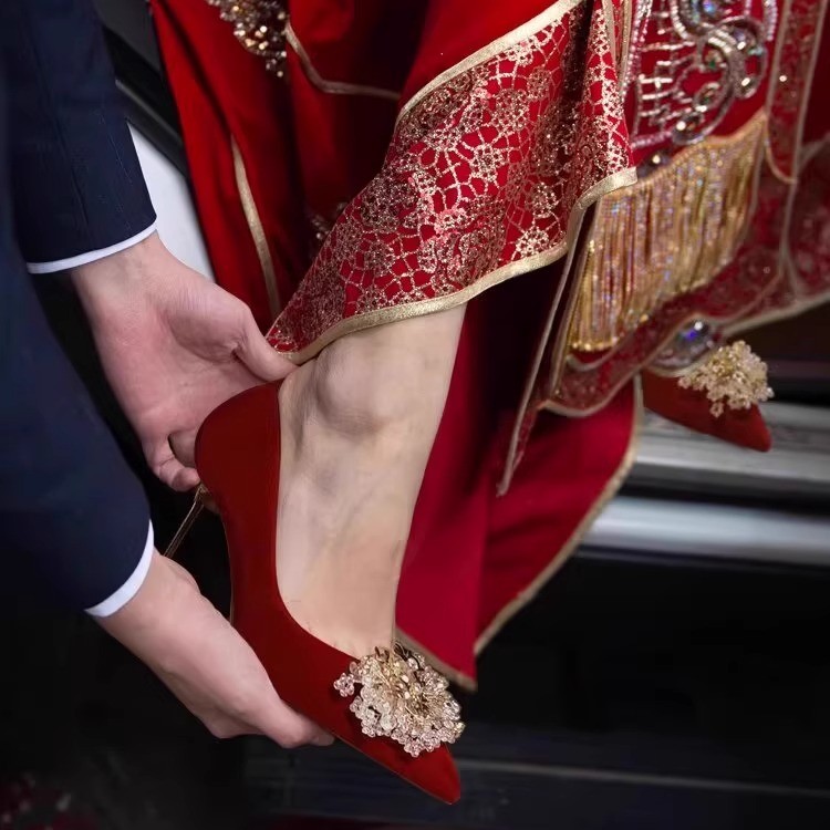Lindos sapatos de casamento femininos 2026 novo estilo estilo chinês Xiuhe roupas de casamento dois usos sapatos de noiv