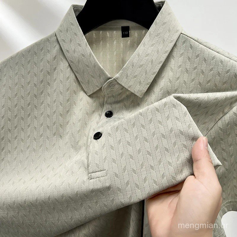 Camisa polo masculina, de manga curta e com gola, simples e versátil.