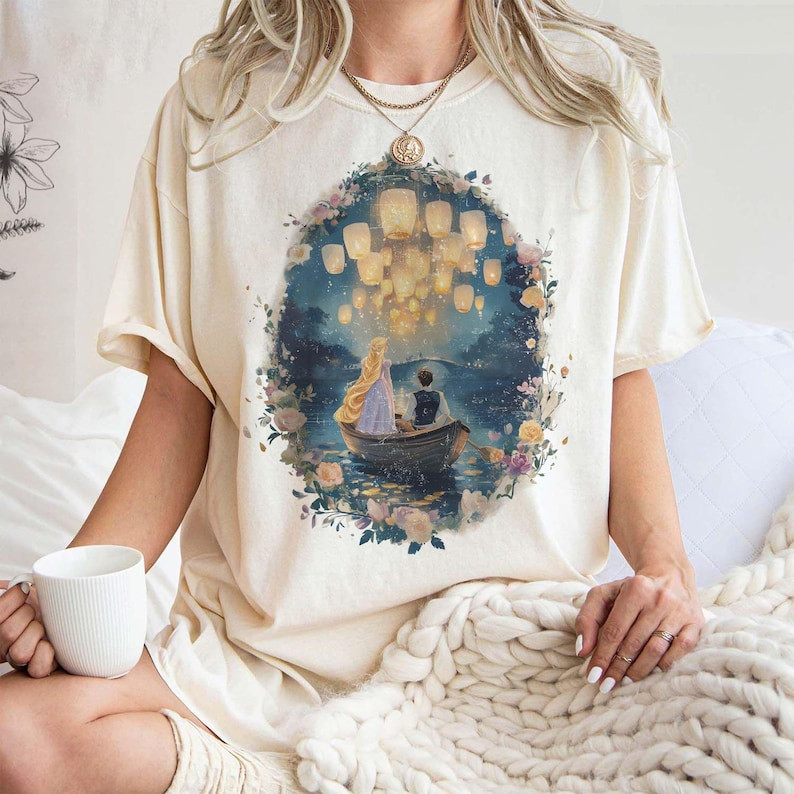 Camiseta Feminina Estampa Iluminada de Personagem no Barco com Bolinhas Confortável Linda Estilosa Moda Feminina Casual