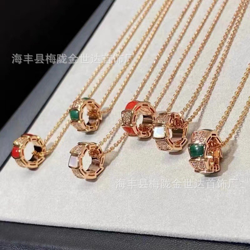 Colar Feminino MUGQ com Pingente de Serpente em Ouro com Madrepérola e Diamantes, Colar de Clavícula em Ouro Rosé 18k co