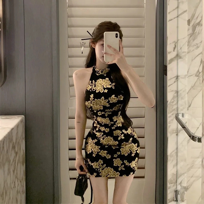Novo estilo chinês melhorado Cheongsam dourado sem costas Halterneck vestido feminino verão cintura estreita apertada co