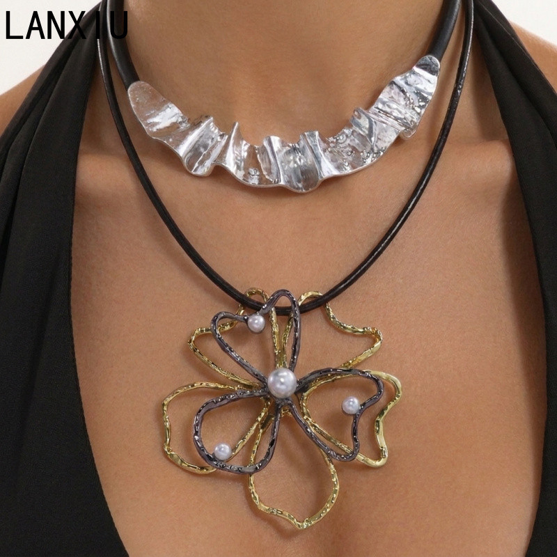 Colar Gargantilha de Pérolas e Flores LANXIU, Cordão de Couro Preto, Colar com Pingente de Pérolas e Flores Vazadas com 