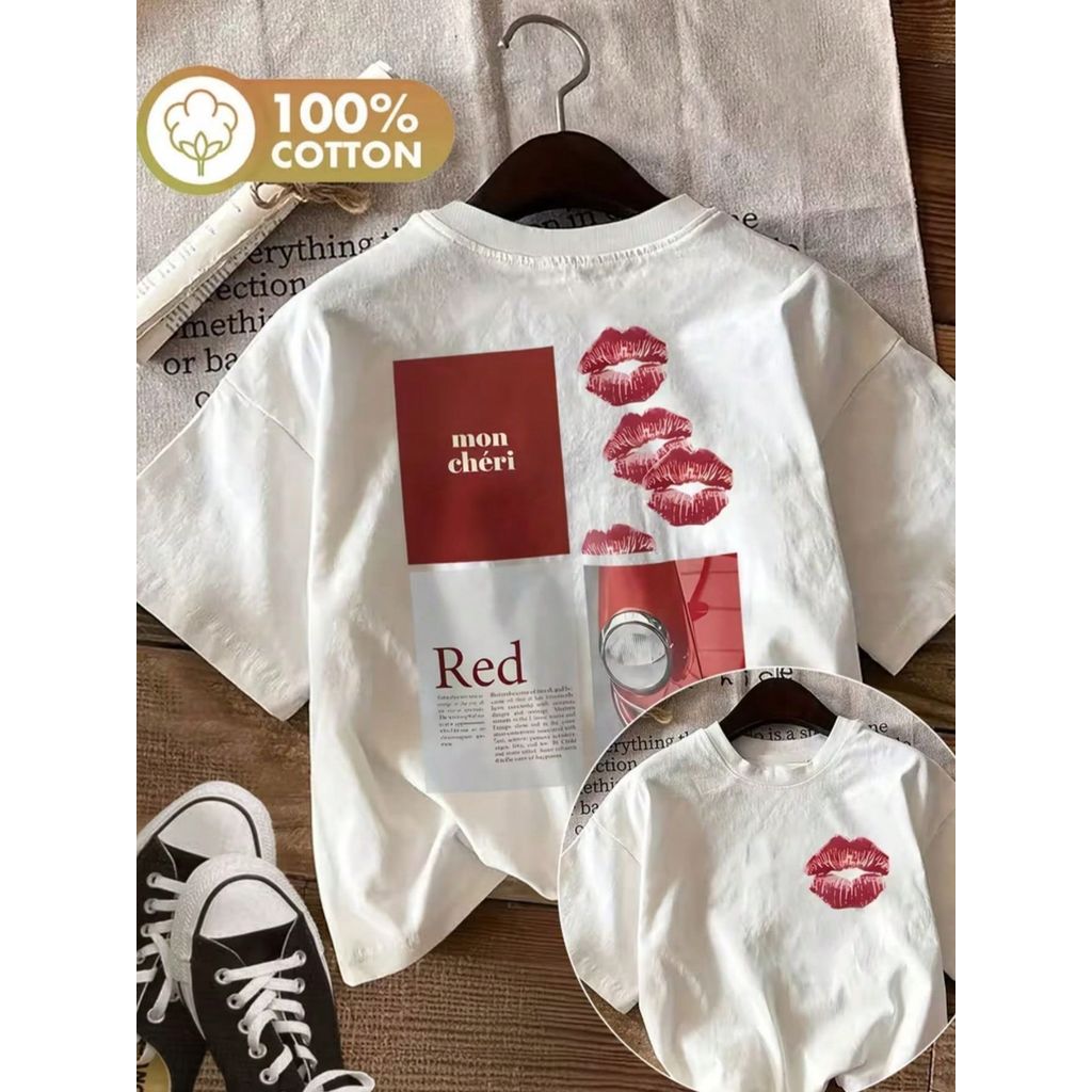 Camiseta Feminina Estampada Estilo Retrô Mon Chéri Lábios Vermelhos Carro, Malha Confortável para Primavera e Verão
