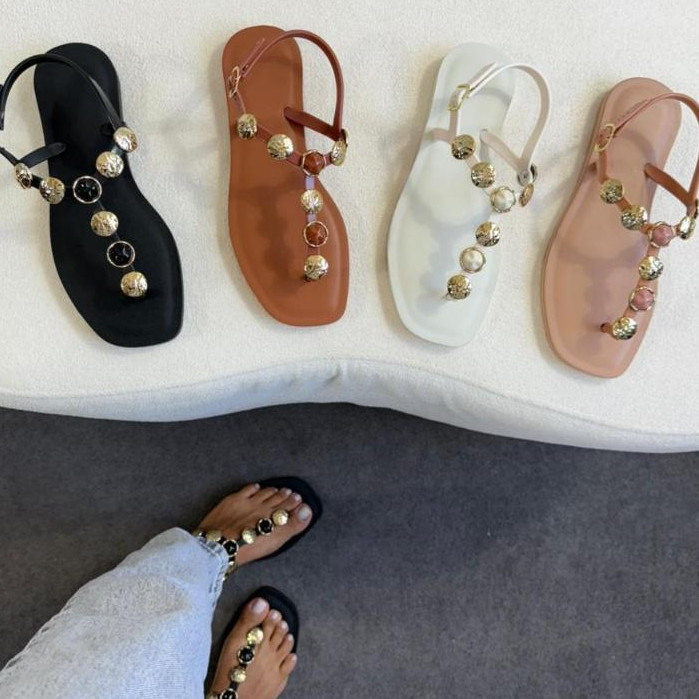 Sandália Rasteira Feminina Chinelo De Dedo Pedraria Medalhas Luxo Confortável Tendência