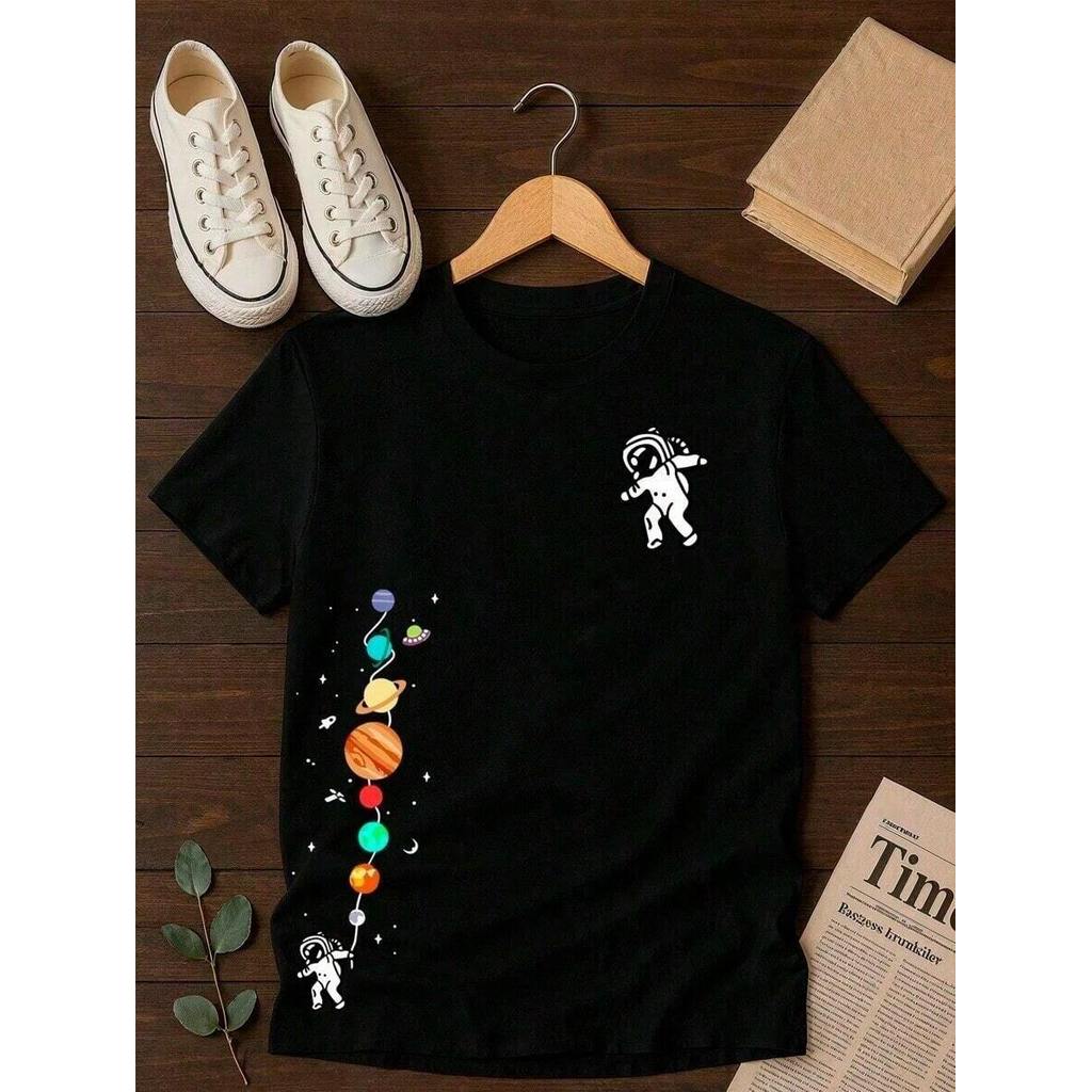 Camiseta Infantil Astronauta Flutuando Planetas coloridos Super Confortável e Estilosa 100% Algodão
