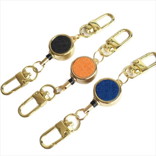 Chaveiro com cordão, porta-crachá retrátil, suporte de metal com fecho prático.