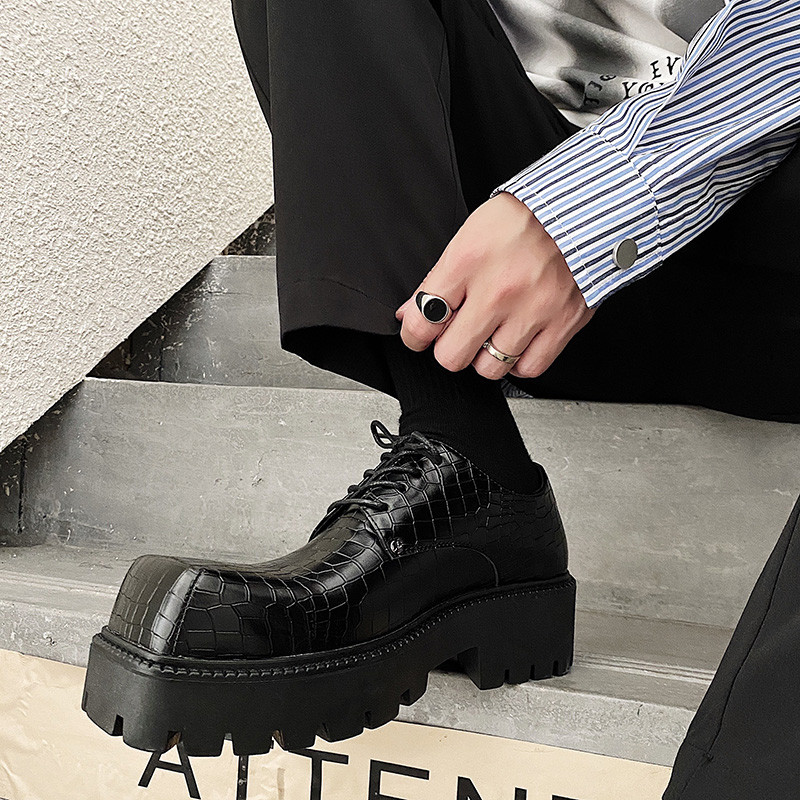 High-End dedo do pé quadrado sapatos de couro masculino nicho Design padrão crocodilo sola grossa aumentada rendas Retro