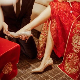 Sapatos de casamento de cristal feminino estilo francês dourado apontou Toe salto alto Xiuhe casamento dois Wear sapatos