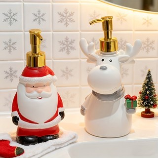 Uma garrafa de banheiro com tema natalino festivo, apresentando o Papai Noel, juntamente com dispensadores de sabonete e