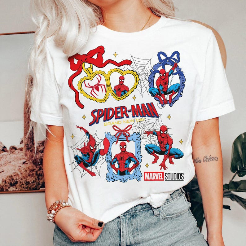 Camiseta Masculina Feminina Oversized Estampa Personagens de Herói Molduras Coração Laços Coloridos, Camiseta