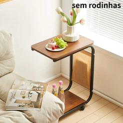 Mesa lateral ao lado do sofá, pode ser usada para guardar revistas, mesa de centro, sem rodinhas.