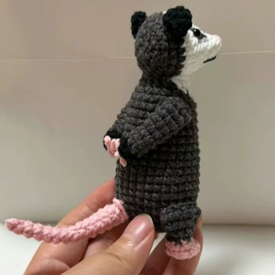 Kit de materiais DIY para crochê de bonecos de pelúcia, chaveiros e pingentes de opossum com expressões, feitos à mão co