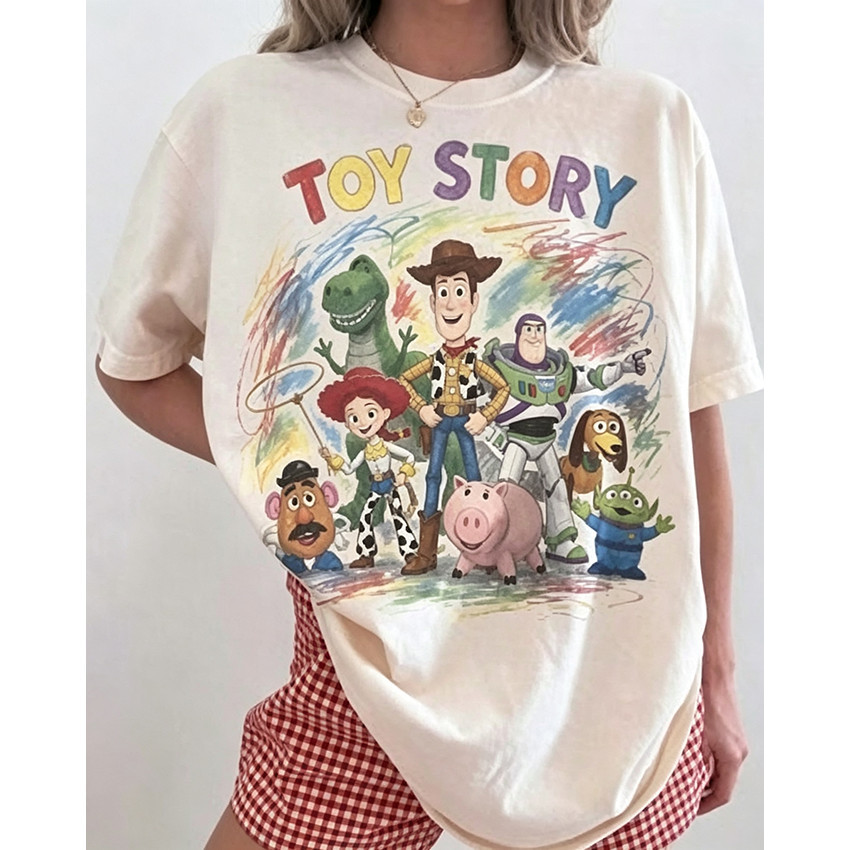 Camiseta Masculina Feminina Estampa Personagens Toy Story Fundo Colorido Giz Letras Arco-Íris T-shirt
